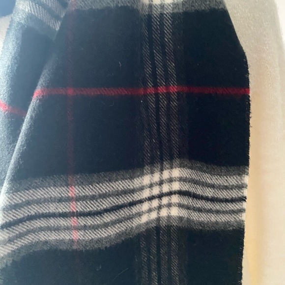 Cashmink scarf with fur tassels - Picture 7 of 9